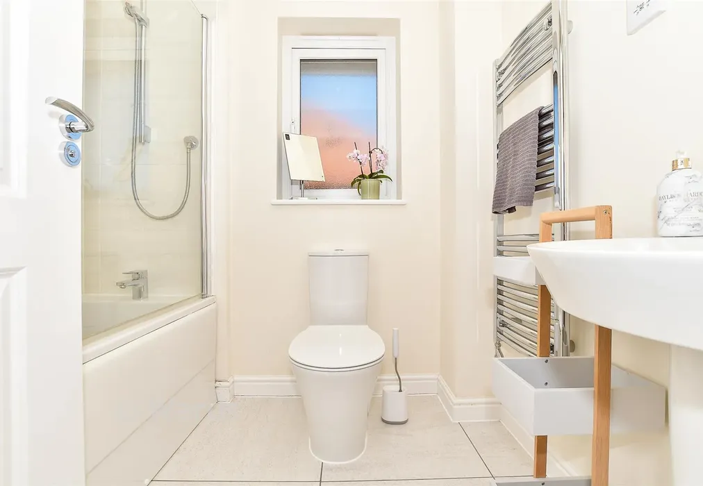 Bathroom - Rags Field, Staplehurst, Kent - Wards of Kent