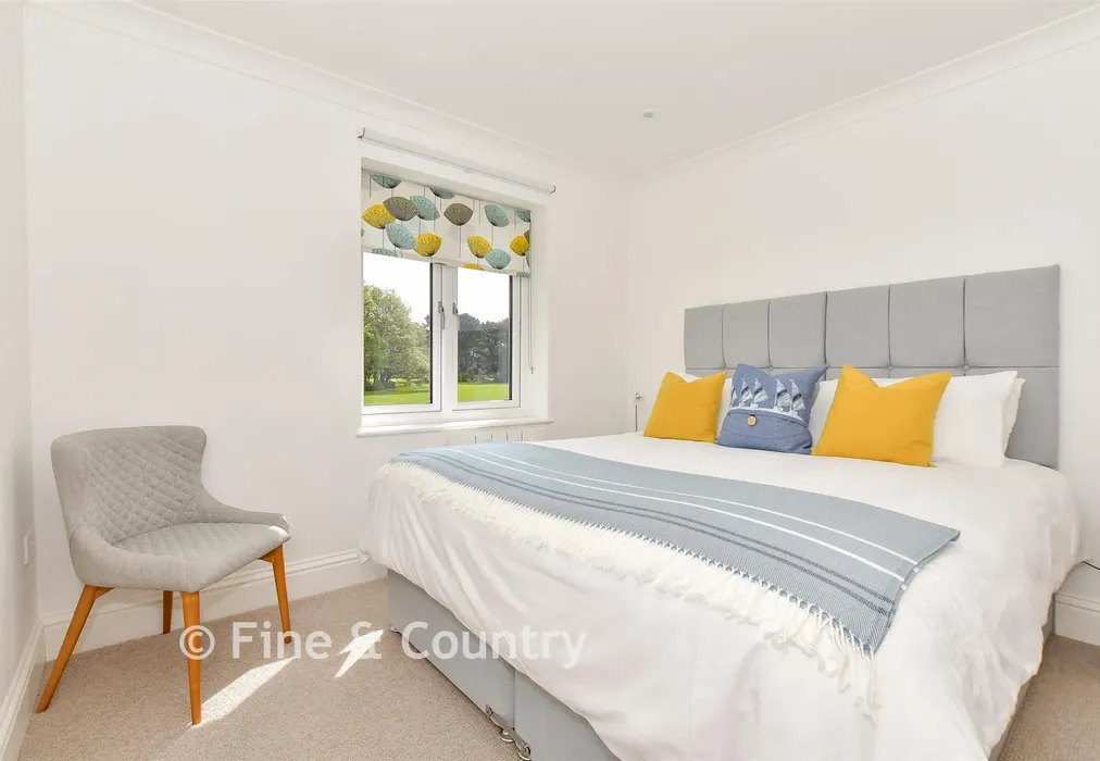 Bedroom 1 - York Avenue, East Cowes, Isle of Wight - Wards of Kent