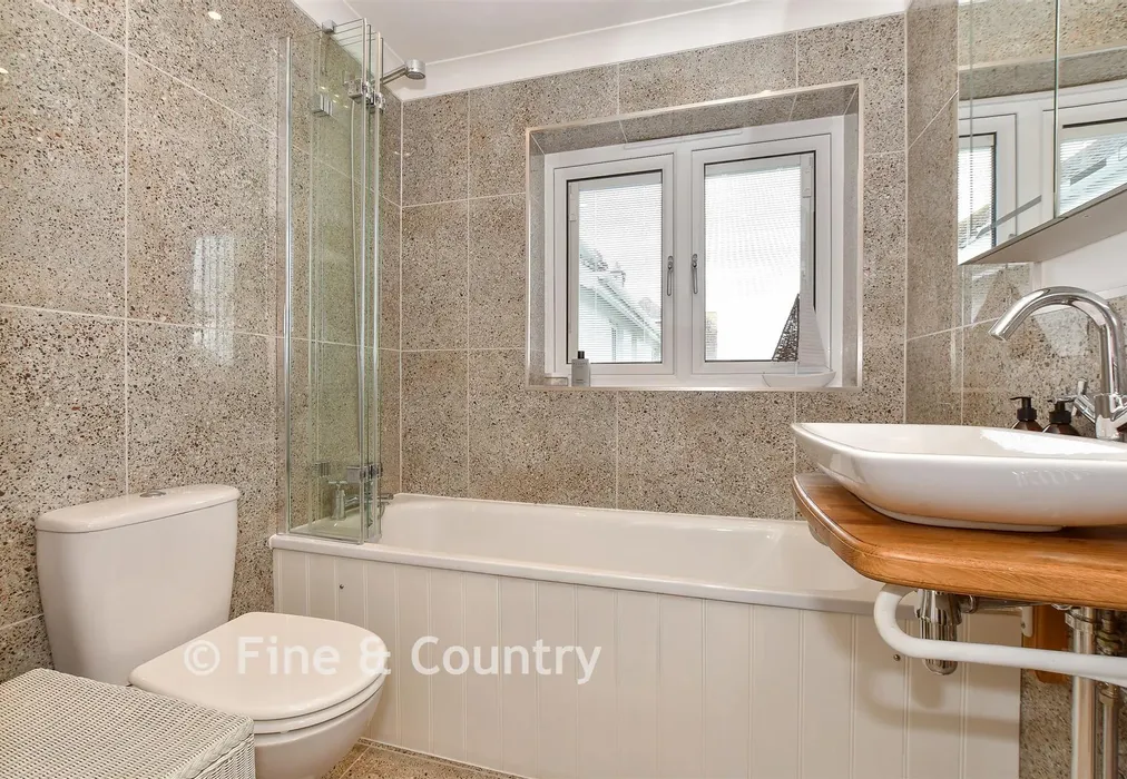 Bathroom - York Avenue, East Cowes, Isle of Wight - Wards of Kent