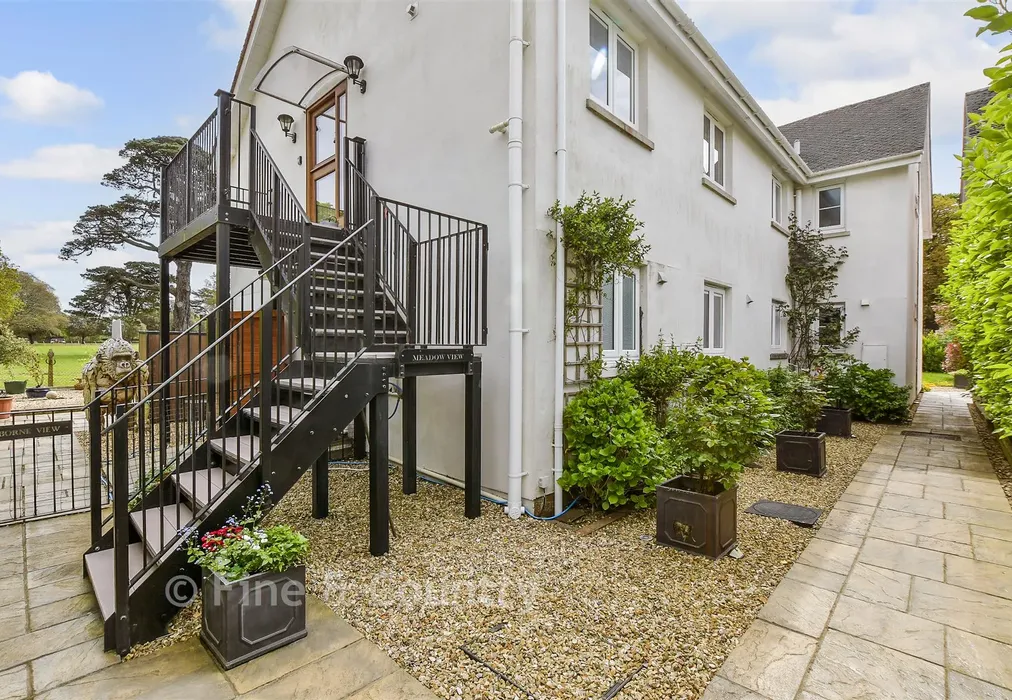 Side Garden - York Avenue, East Cowes, Isle of Wight - Wards of Kent