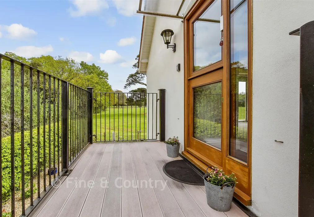 External Lifestyle Photograph - York Avenue, East Cowes, Isle of Wight - Wards of Kent