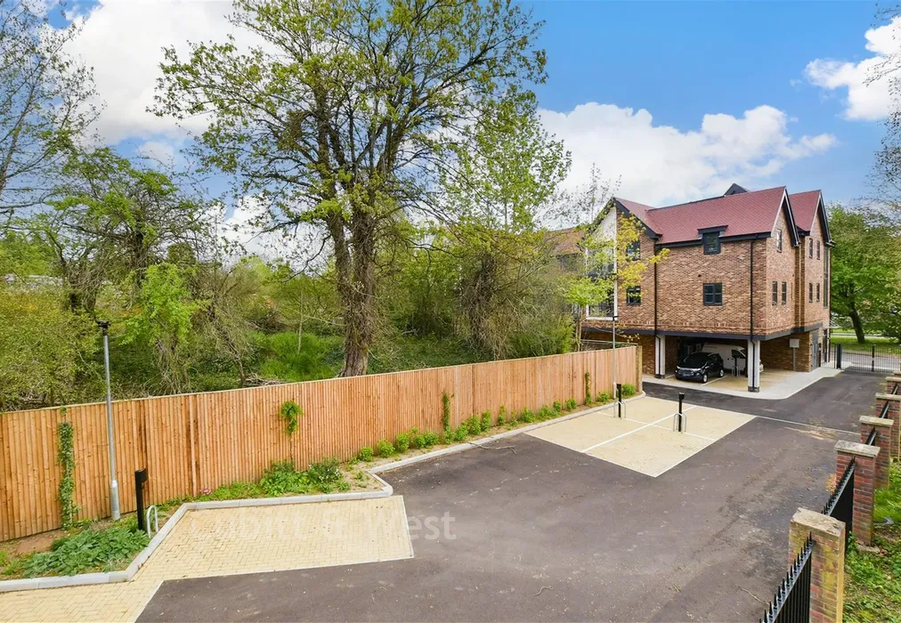 Driveway/Parking - Prospect House, Outwood Lane, Chipstead, Surrey - Wards of Kent