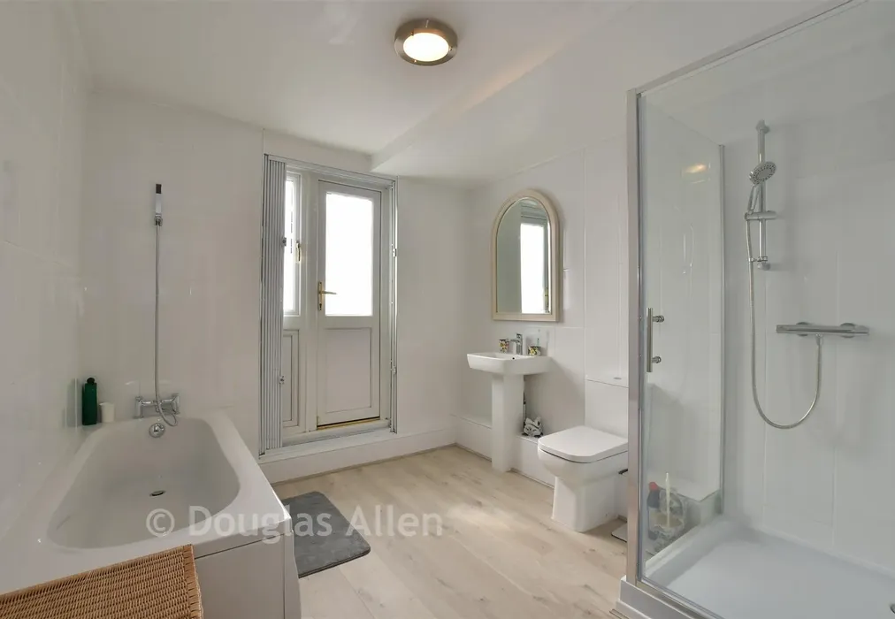 Bathroom - Wennington Road, Rainham, Essex - Wards of Kent