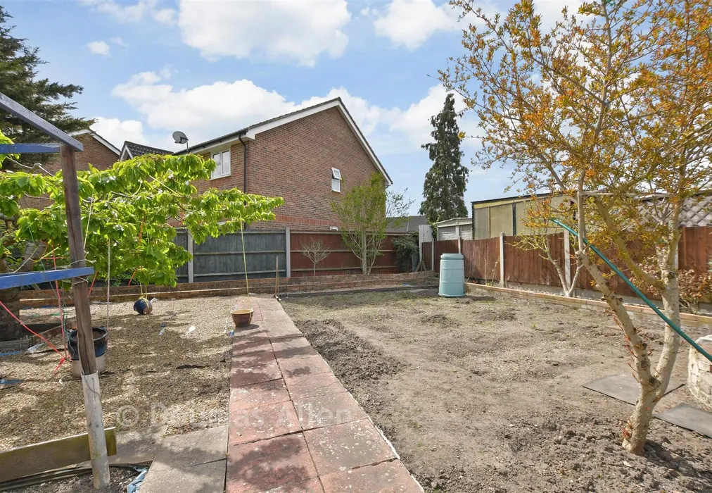 Rear Garden - Wennington Road, Rainham, Essex - Wards of Kent