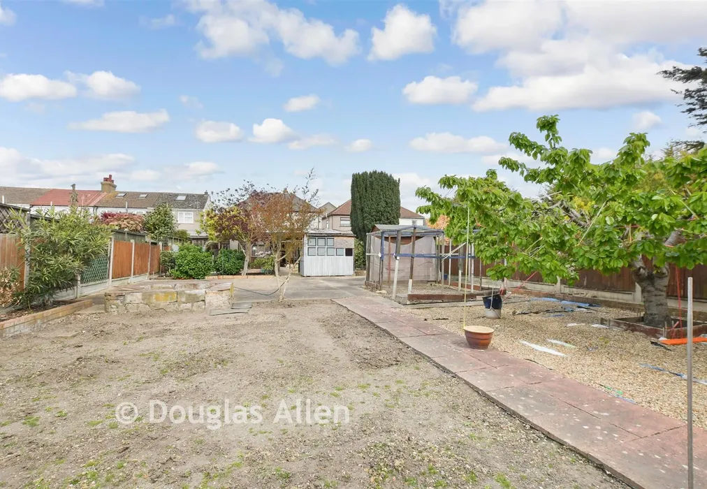 Rear Garden - Wennington Road, Rainham, Essex - Wards of Kent