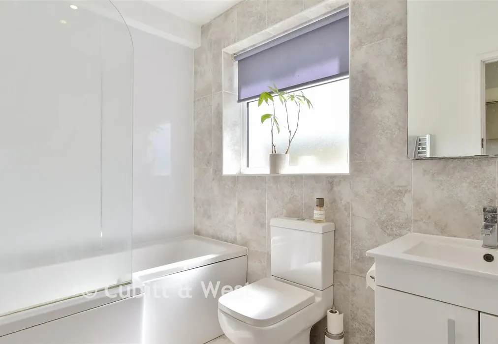 Bathroom - Rosebery Avenue, Woodingdean, Brighton, East Sussex - Wards of Kent
