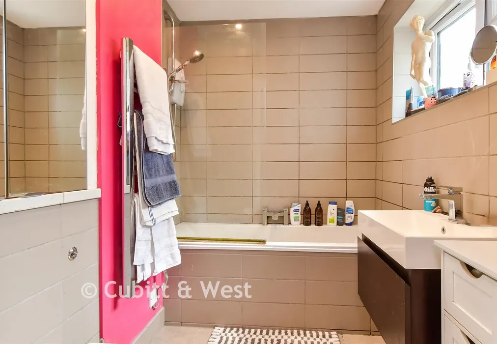 Bathroom - Sutherland Road, Brighton, East Sussex - Wards of Kent