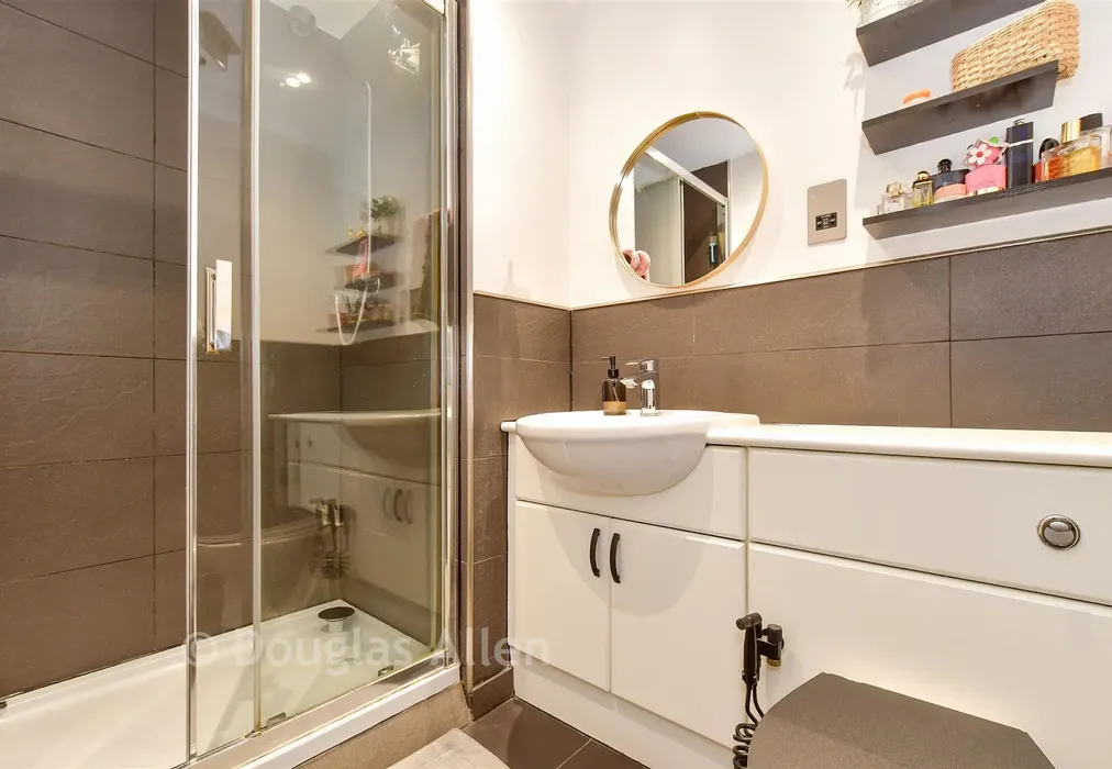 En-Suite - Spring Place, Barking, Essex - Wards of Kent