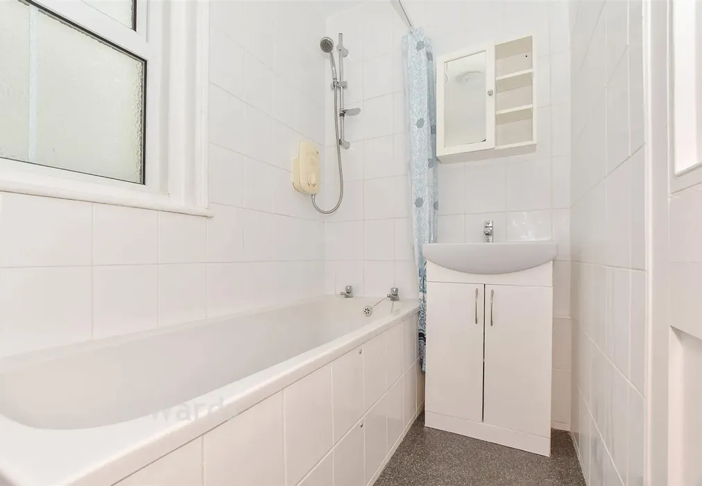 Bathroom - Marine Parade, Littlestone, New Romney, Kent - Wards of Kent