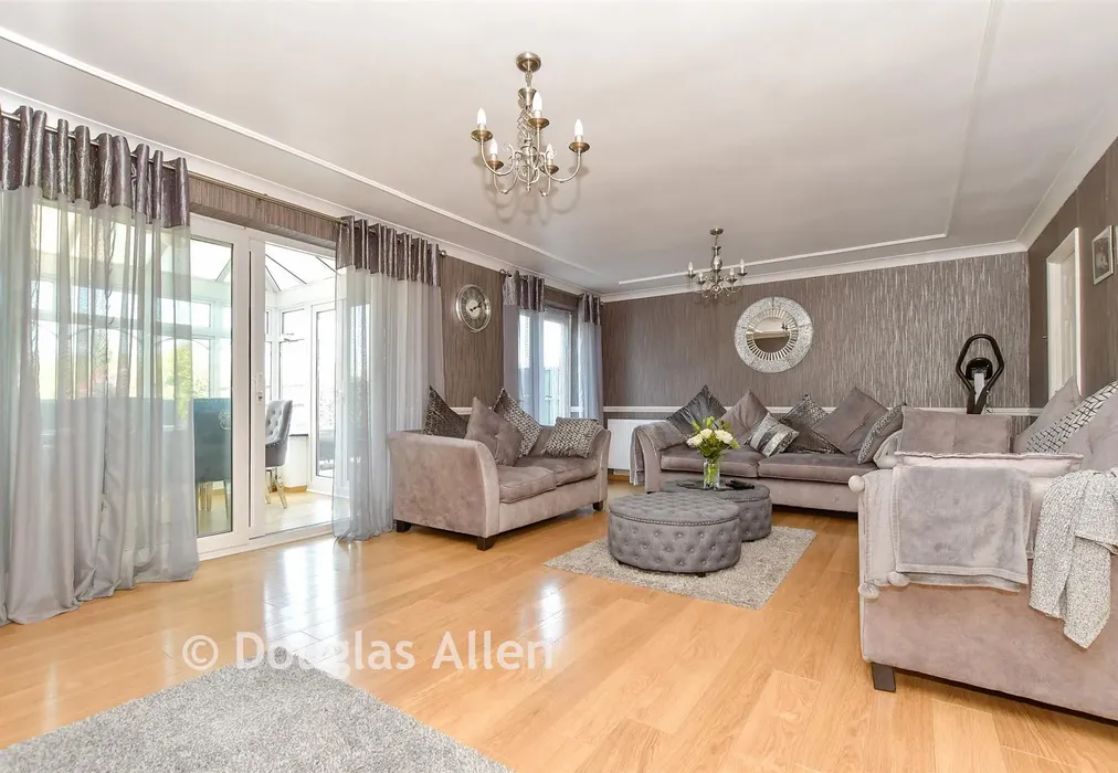 Lounge/Diner - Elder Avenue, Wickford, Essex - Wards of Kent