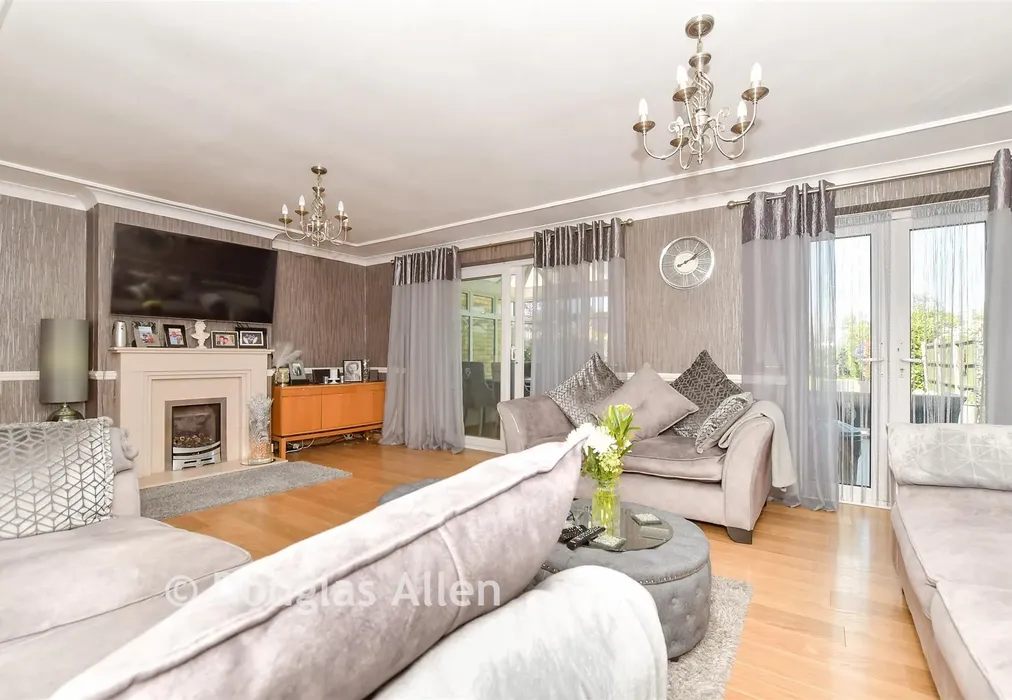Lounge/Diner - Elder Avenue, Wickford, Essex - Wards of Kent