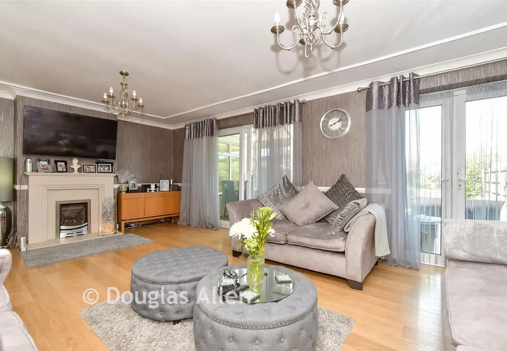 Lounge/Diner - Elder Avenue, Wickford, Essex - Wards of Kent