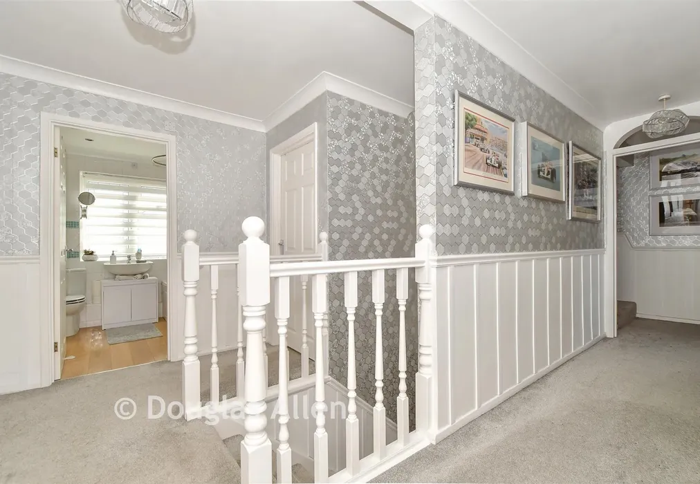 Landing - Elder Avenue, Wickford, Essex - Wards of Kent