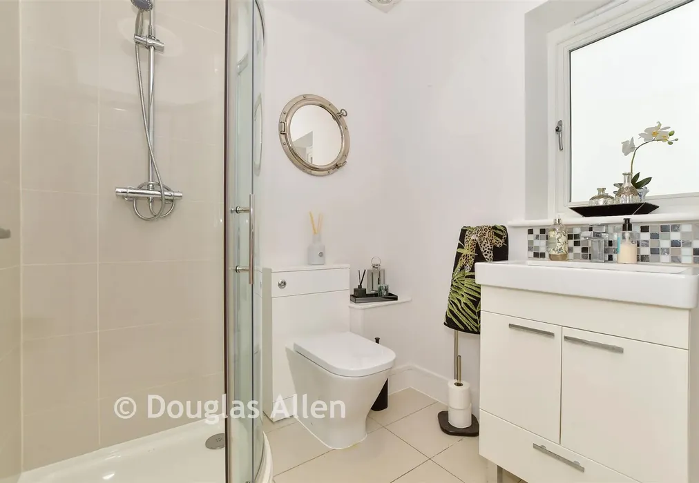 En-Suite - Crown Hill, Waltham Abbey, Essex - Wards of Kent