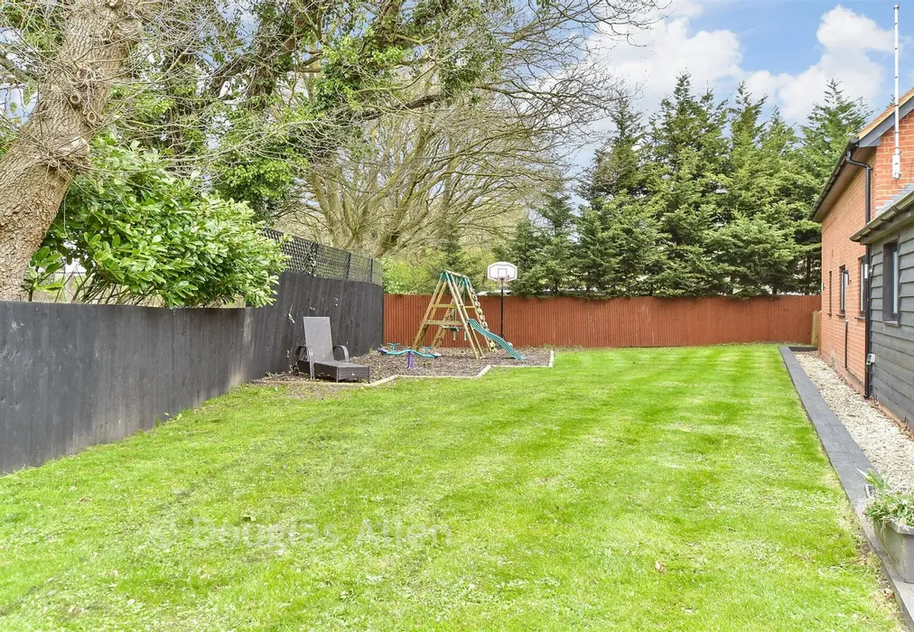 Side Garden - Crown Hill, Waltham Abbey, Essex - Wards of Kent