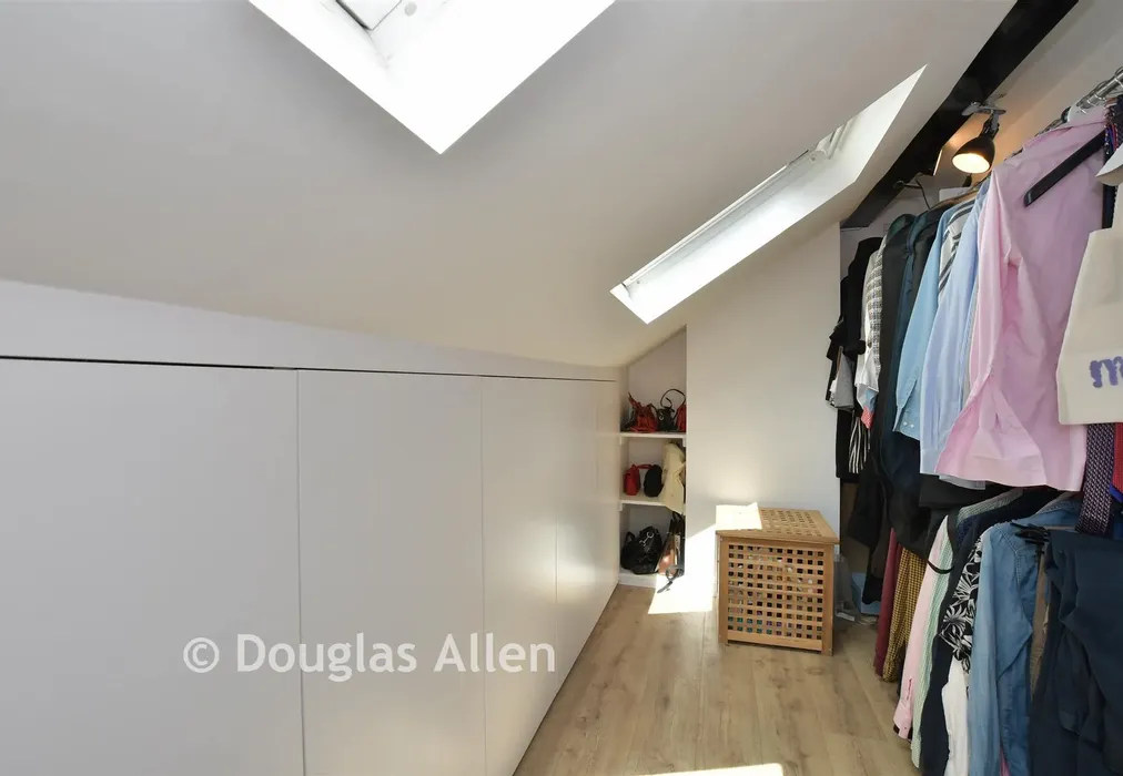 Dressing Area - Stewards Close, Epping, Essex - Wards of Kent