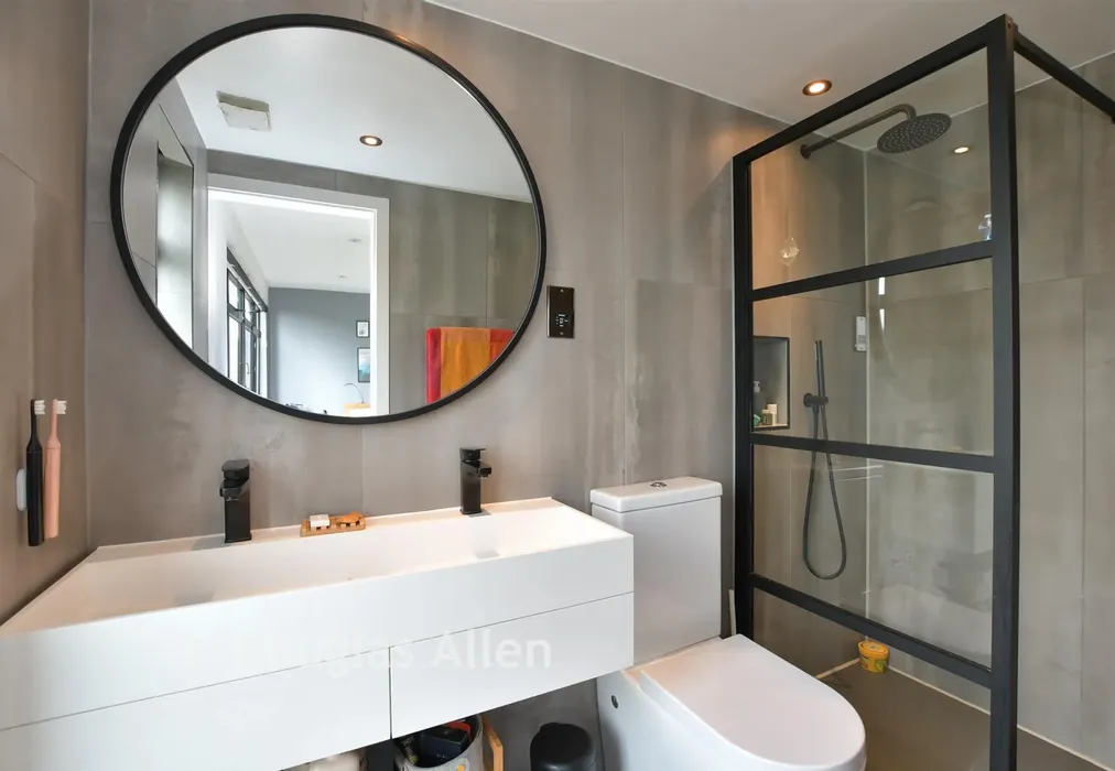 En-Suite - Stewards Close, Epping, Essex - Wards of Kent