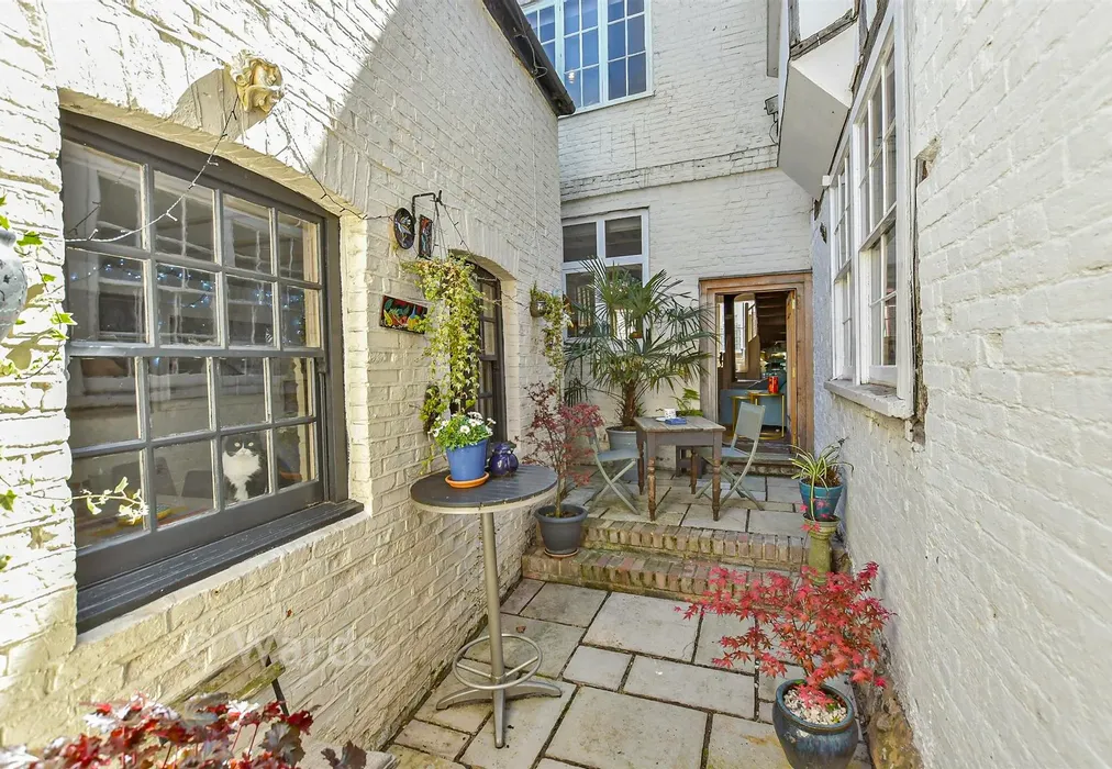 Side Garden - West Street, Faversham, Kent - Wards of Kent