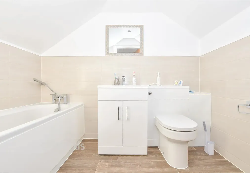 En-Suite Bathroom - Well Street, Loose, Kent - Wards of Kent