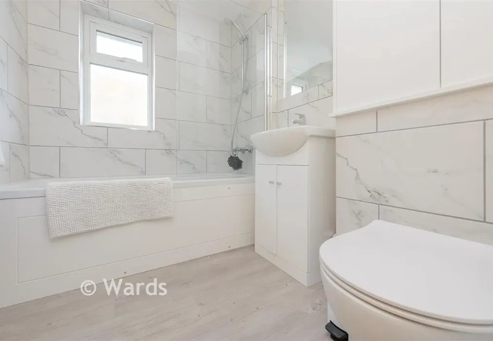 Bathroom - Eynsford Road, Farningham, Dartford, Kent - Wards of Kent