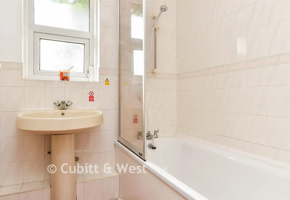 Bathroom - Newhaven Road, Rodmell, Lewes, East Sussex - Wards of Kent