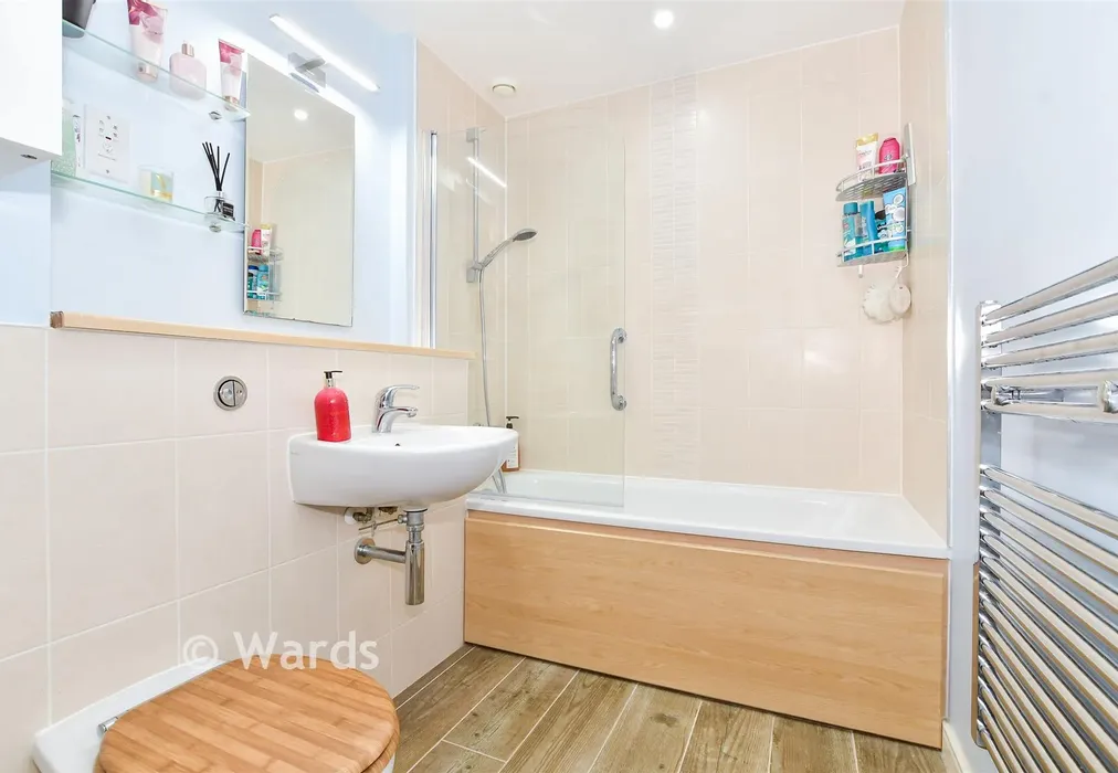 Bathroom - Alisander Close, Snodland, Kent - Wards of Kent