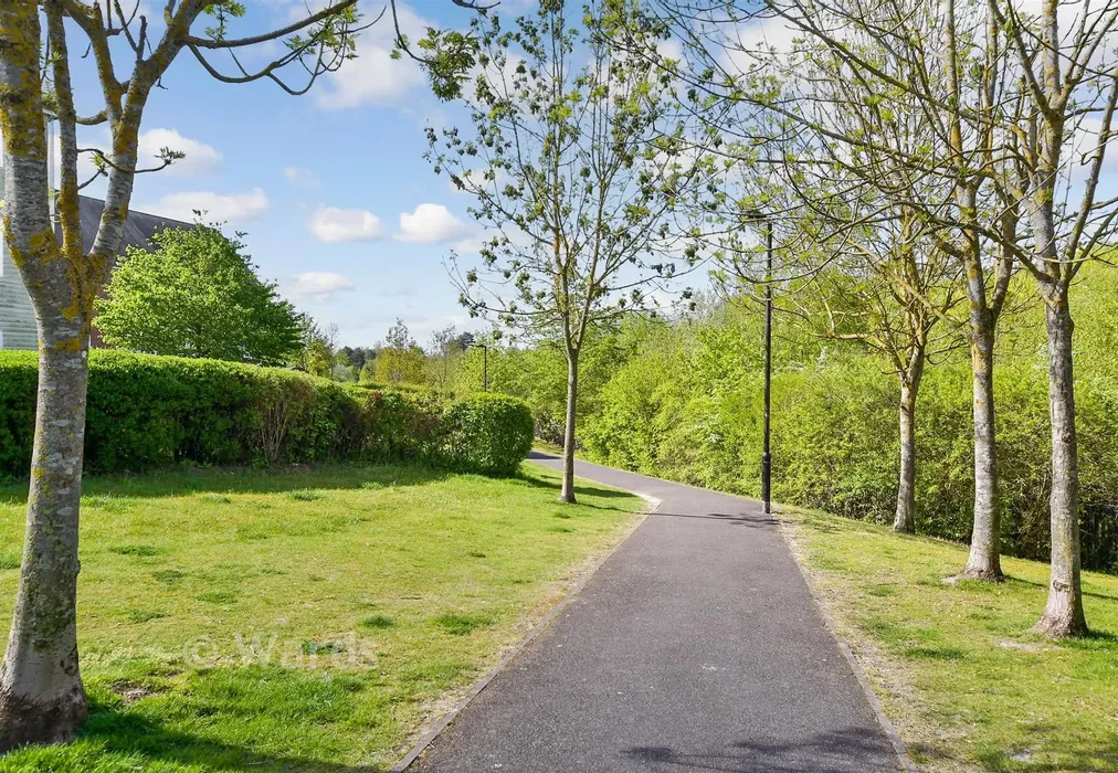 Communal Gardens - Alisander Close, Holborough Lakes, Snodland, Kent - Wards of Kent