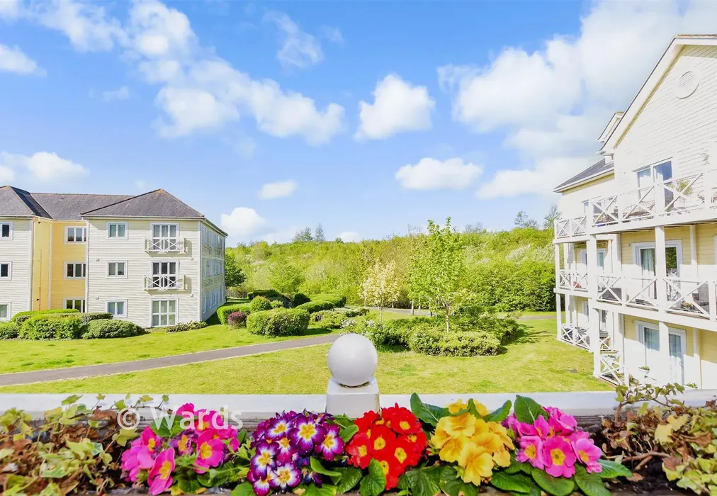 External Lifestyle Photograph - Alisander Close, Holborough Lakes, Snodland, Kent - Wards of Kent
