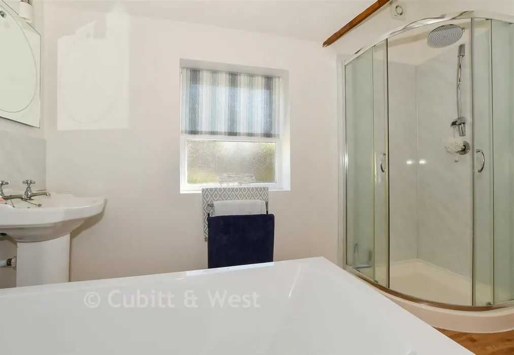 Bathroom - Felpham Road, Felpham, West Sussex - Wards of Kent