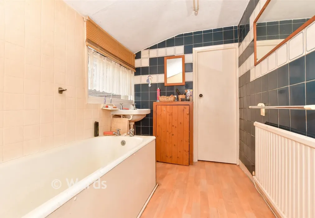 Bathroom - Wood Street, Dover, Kent - Wards of Kent