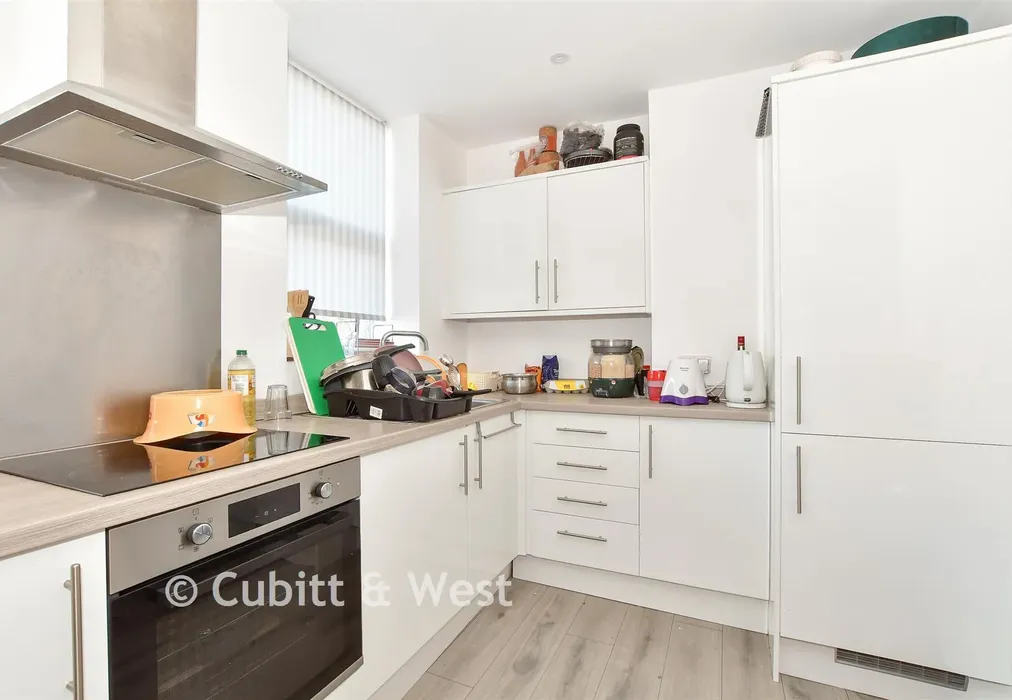 Lounge/Kitchen - Richmond Avenue, Bognor Regis, West Sussex - Wards of Kent