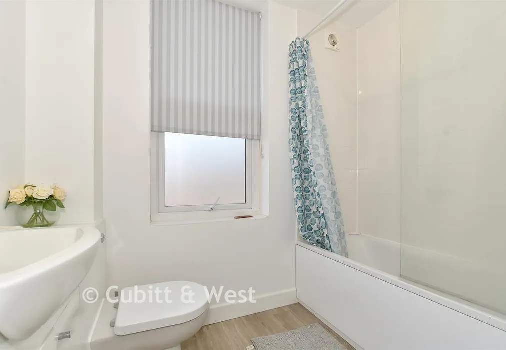 Bathroom - Richmond Avenue, Bognor Regis, West Sussex - Wards of Kent