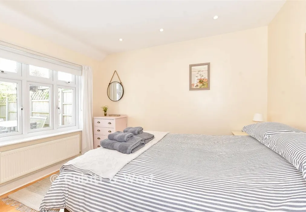 Bedroom 1 - Prinsted Lane, Prinsted, Emsworth, West Sussex - Wards of Kent