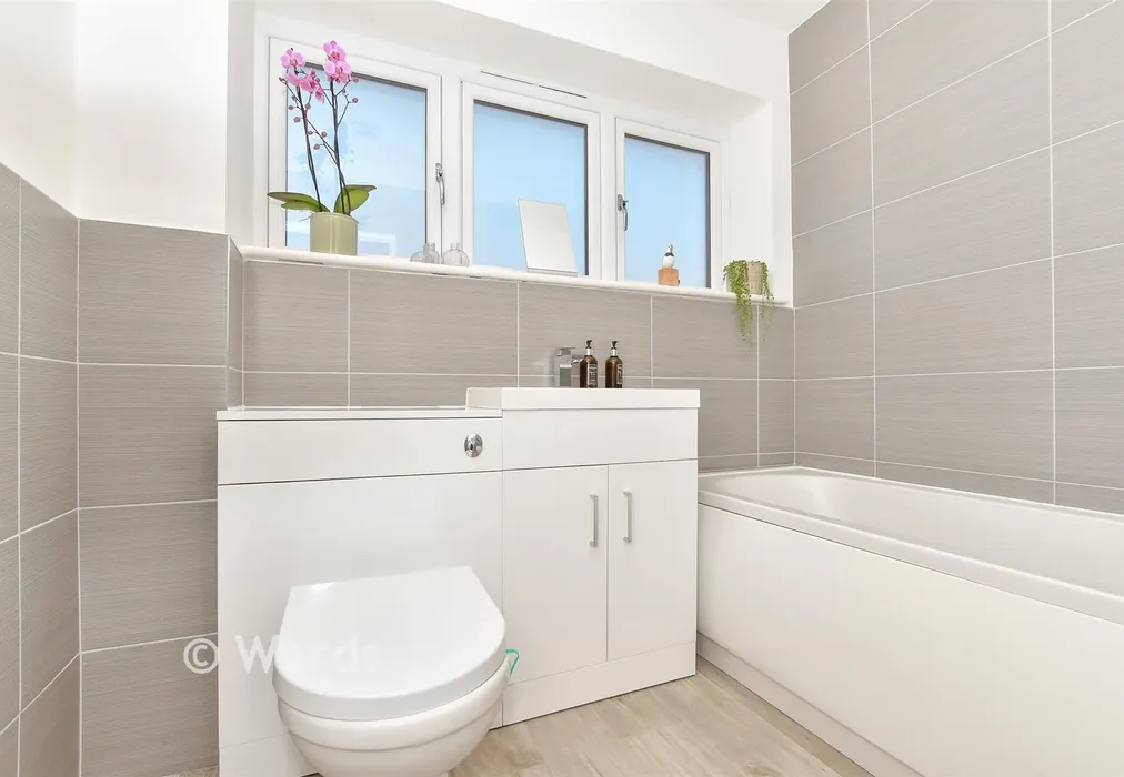 Bathroom - Prime View, New Romney, Kent - Wards of Kent