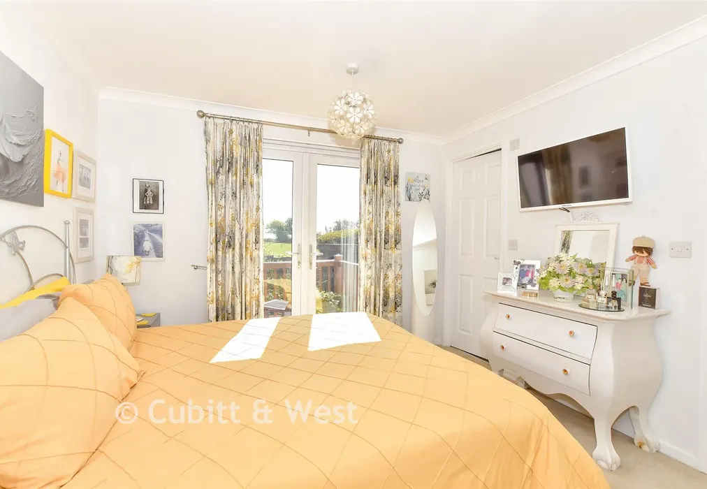 Bedroom 1 - Nutbourne Park, Nutbourne, Chichester, West Sussex - Wards of Kent