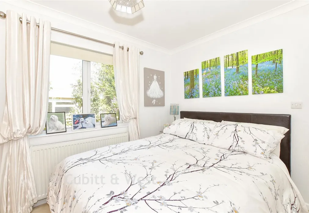Bedroom 2 - Nutbourne Park, Nutbourne, Chichester, West Sussex - Wards of Kent