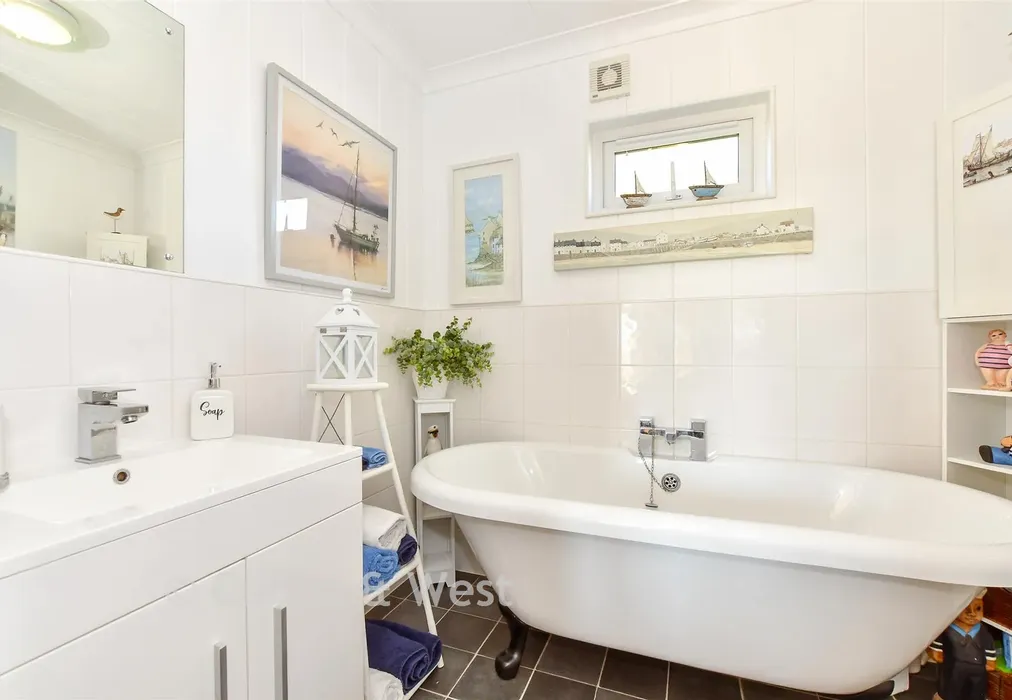 Bathroom - Nutbourne Park, Nutbourne, Chichester, West Sussex - Wards of Kent