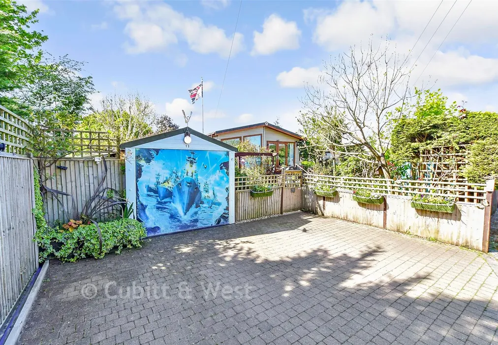 Driveway/Parking - Nutbourne Park, Nutbourne, Chichester, West Sussex - Wards of Kent