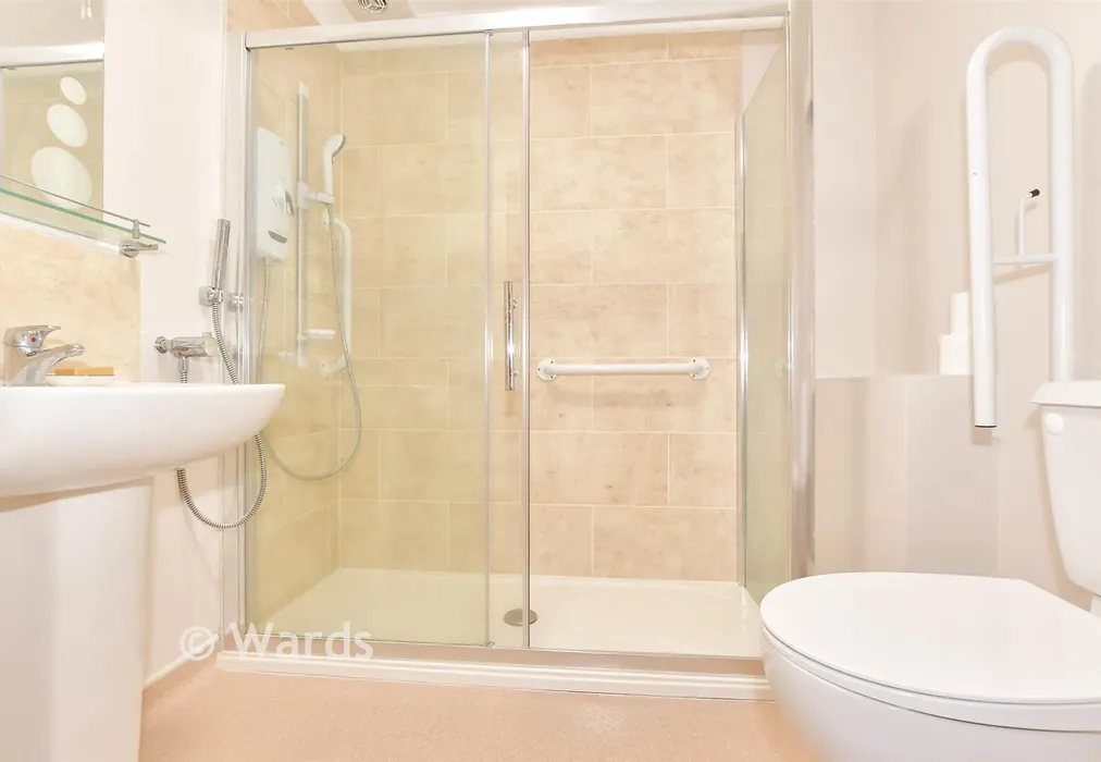 Bathroom - Prospect Road, Hythe, Kent - Wards of Kent