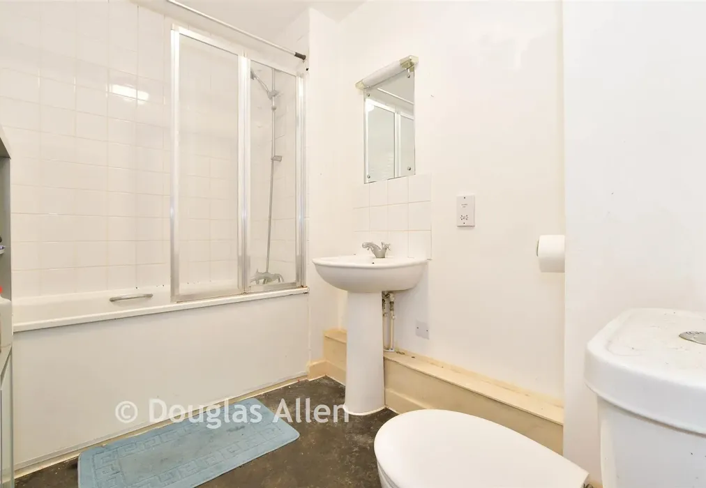 Bathroom - Walton Road, Manor Park, london - Wards of Kent