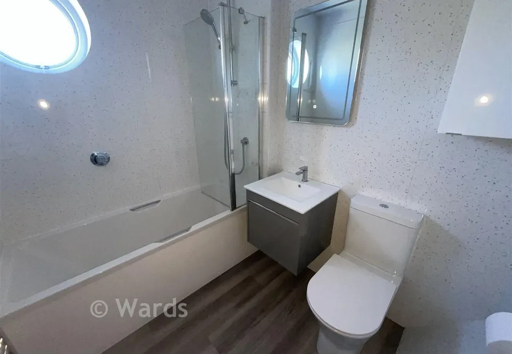Bathroom - First Avenue, Gillingham, Kent - Wards of Kent