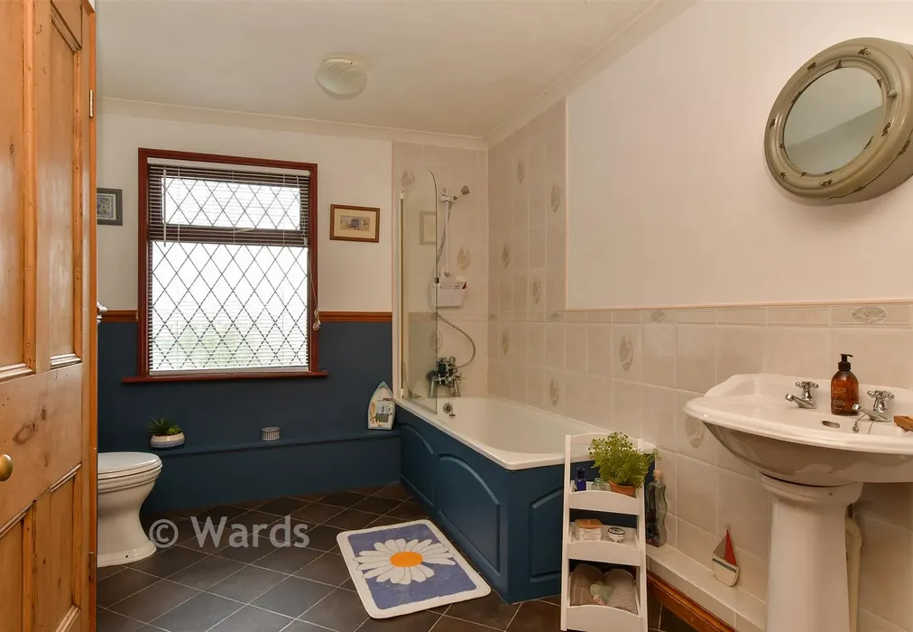 Bathroom - Fawkham Road, West Kingsdown, Sevenoaks, Kent - Wards of Kent