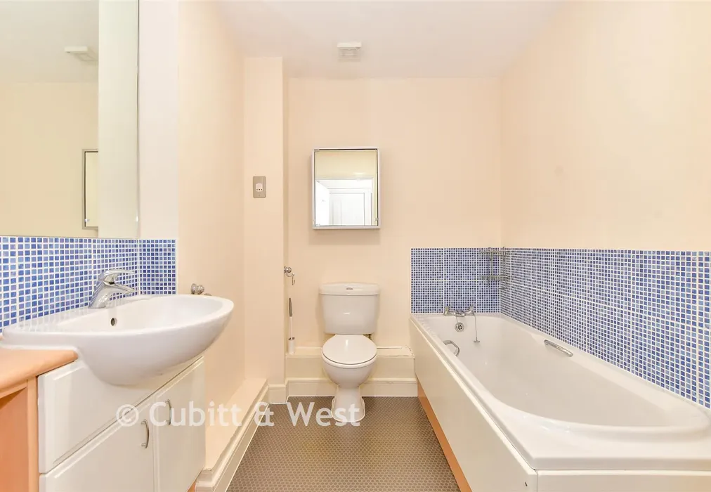 Bathroom - Gisors Road, Southsea, Hampshire - Wards of Kent