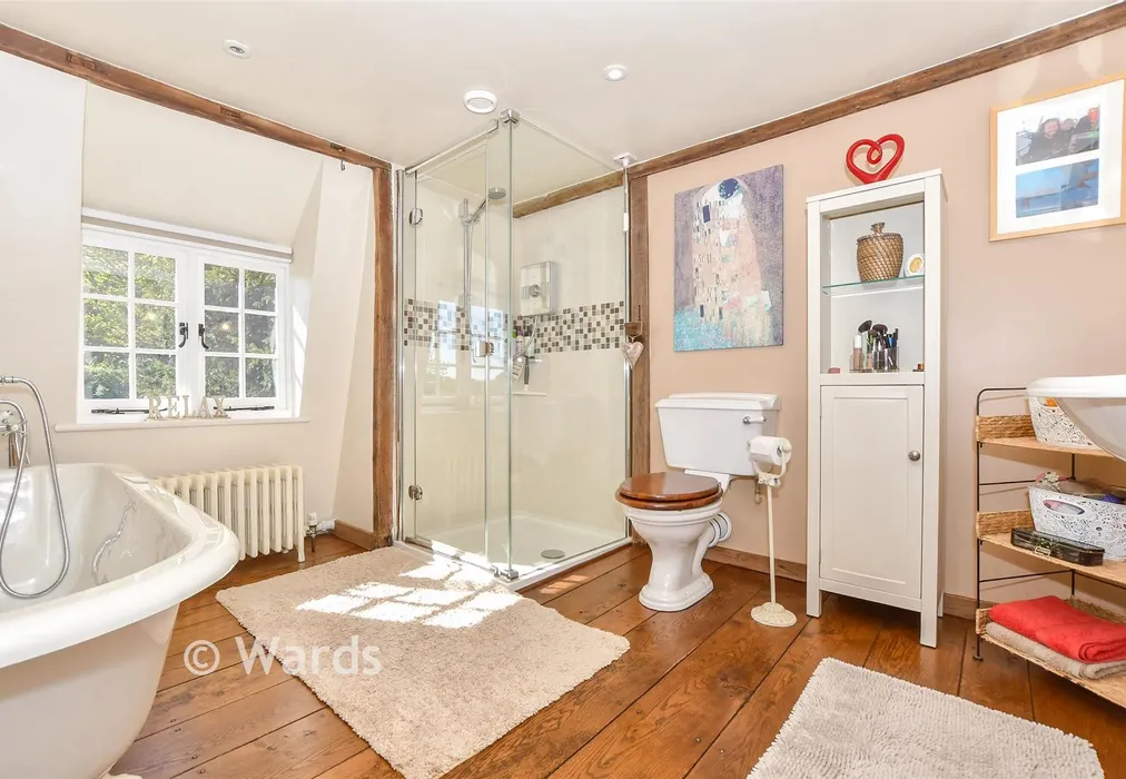 Family Bathroom - Iden Green Road, Cranbrook, Kent - Wards of Kent