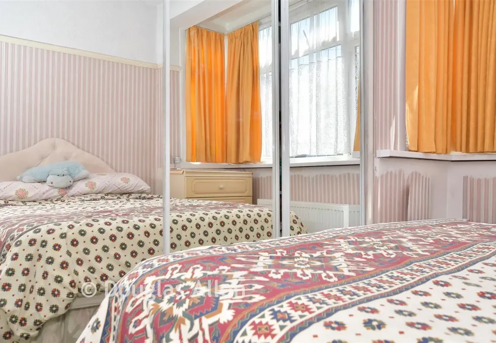 Internal Lifestyle Photograph - Overton Road, Leyton - Wards of Kent