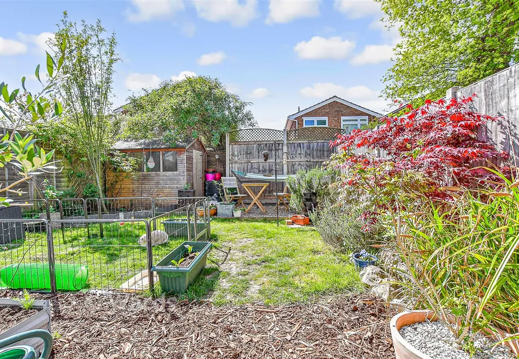 Rear Garden - Knaves Acre, Headcorn, Kent - Wards of Kent