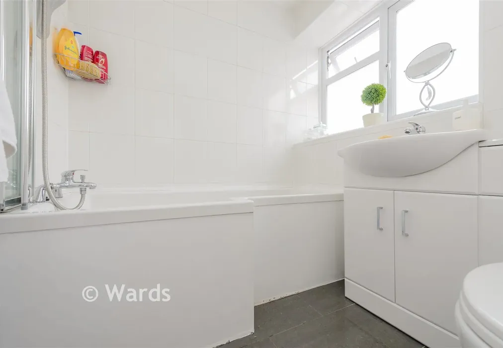 Bathroom - London Road, Farningham, Kent - Wards of Kent