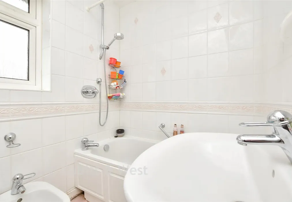 Bathroom - Waterfield Drive, Warlingham, Surrey - Wards of Kent