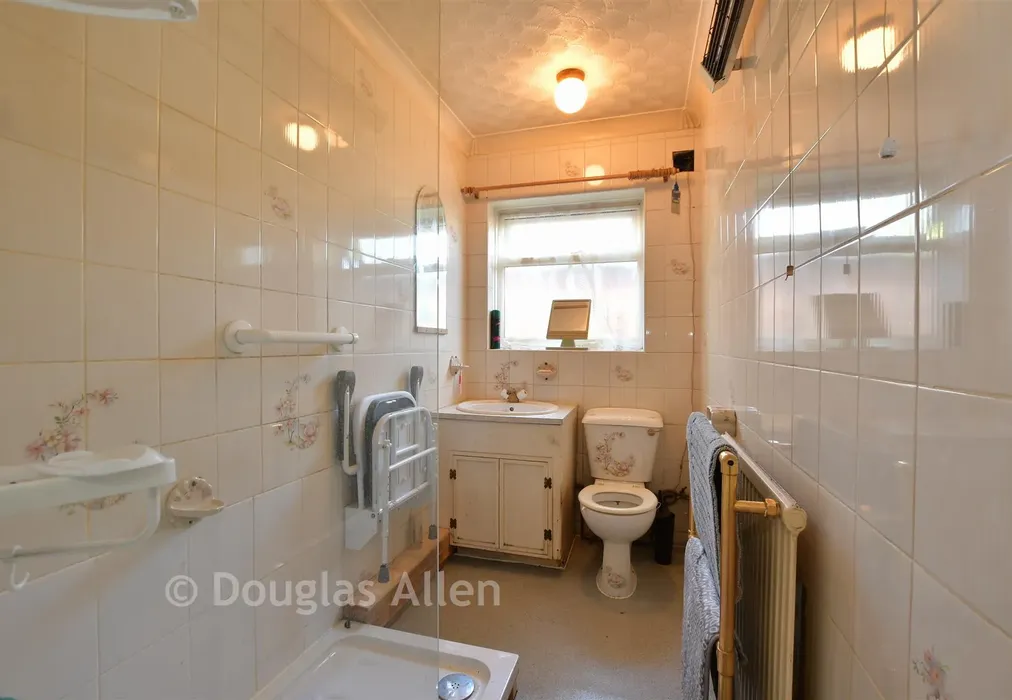 Shower Room - Railway Approach, Basildon, Essex - Wards of Kent
