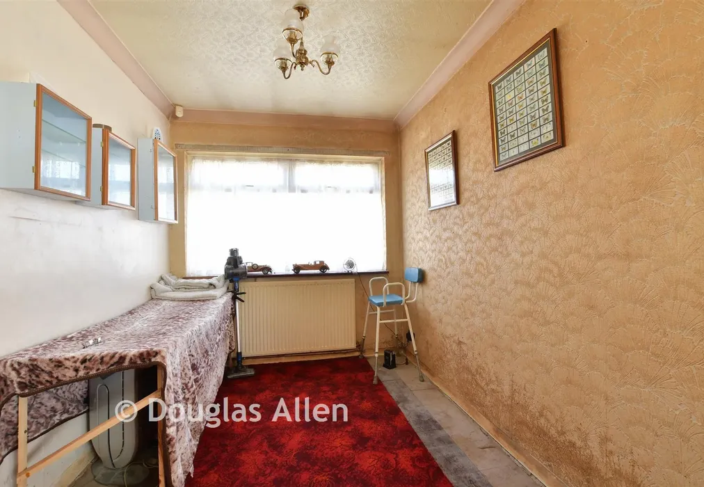 Lounge/Dining Room - Railway Approach, Basildon, Essex - Wards of Kent